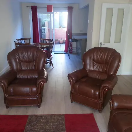 Immaculate 3-bed House In With Fast Wifi Holiday home Bristol