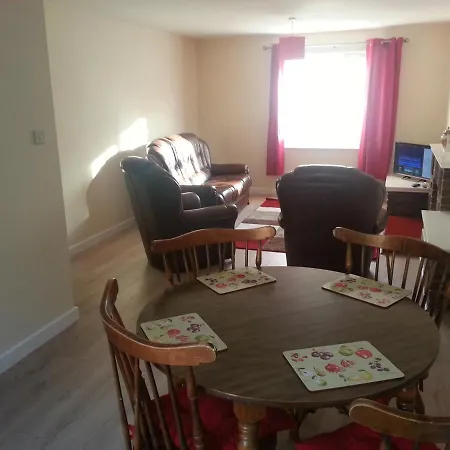 Immaculate 3-bed House In With Fast Wifi Holiday home *