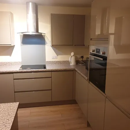 Immaculate 3-bed House In With Fast Wifi