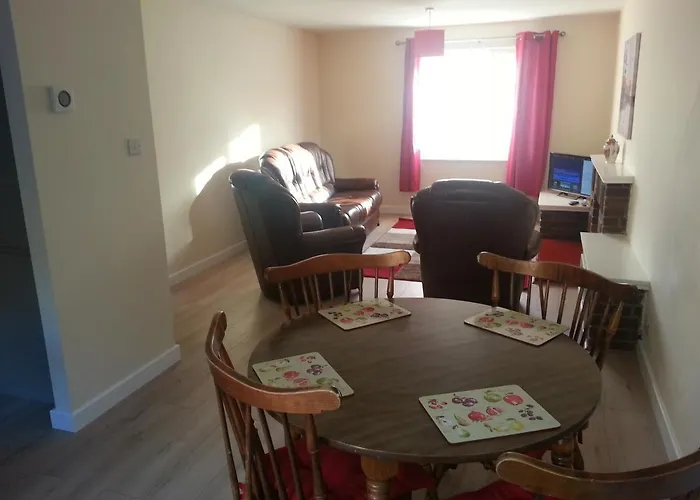 House - Sleeps 5 - Pets Ok - Parking - Garden Semesterbostad *